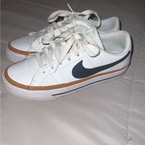 Nike Court Legacy